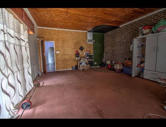 9 BEDROOM FREESTANDING FOR SALE IN KEMPTON PARK EXT 2
